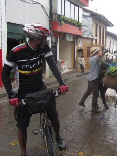 Benny Faria Cycling on the  tour with redspokes